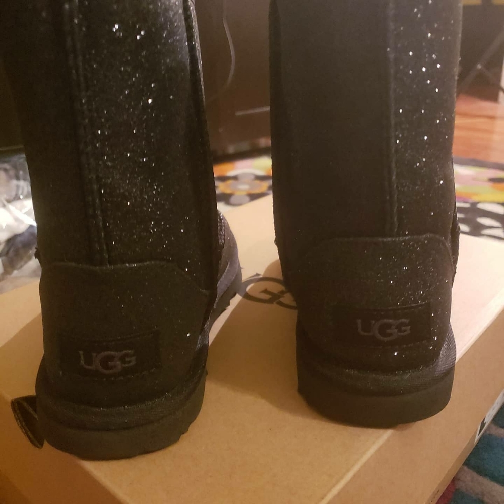UGGS - Picture 3 of 4